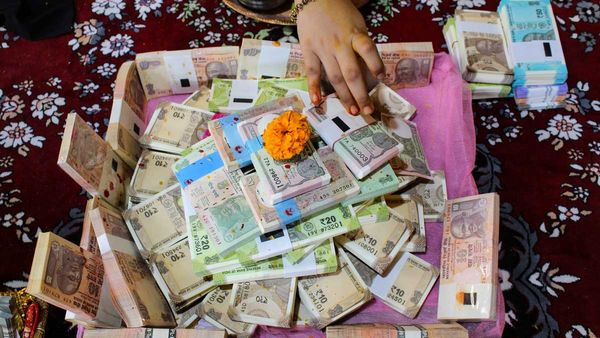 ధన త్రయోదశి నాడు ఈ పని చేస్తే ఏడాది పొడుగునా డబ్బే డబ్బు!!