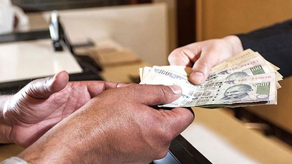 Poll Management: పోల్ మేనేజ్‍మెంట్‍పై దృష్టి సారించిన అభ్యర్థులు.. ఓటుకు రూ.5 వేల వరకు పంపిణీ..!