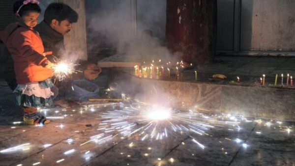 ఈ గ్రామంలో ఆరుద‌శాబ్దాలుగా శ్మ‌శానంలో దీపావ‌ళి సంబురాలు...