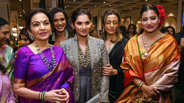 హైదరాబాద్‌లో రిలయన్స్ స్వదేశ్ స్టోర్ ప్రారంభించిన నీతా అంబానీ: రాంచరణ్, నమ్రత సందడి