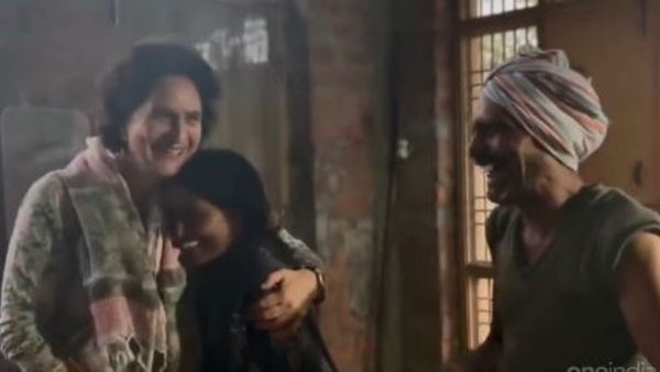 మనమిద్దరం ఫ్రెండ్స్ నా నంబర్ తీసుకో.. సామాన్య మహిళతో ప్రియాంకా గాంధీ!!