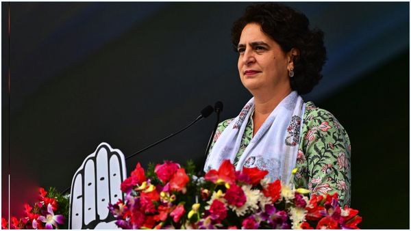 కొలువులు కావాలంటే కాంగ్రెస్ ను గెలిపించండి: ప్రియాంకా గాంధీ!!