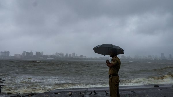 Rain Alert: వాయుగుండంగా మారనున్న అల్పపీడనం.. ఆ జిల్లాలకు భారీ వర్షసూచన..!