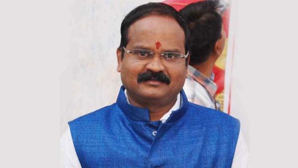 బీఆర్ఎస్ వరంగల్ తూర్పు టికెట్ రూ.100కోట్లు.. నామినేషన్ వేసిన రెబల్ అభ్యర్థి సంచలనం!!