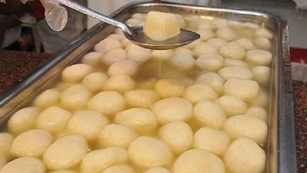 ఓ వివాహ వేడుక‌లో స్వీట్ కోసం ఫైట్‌...