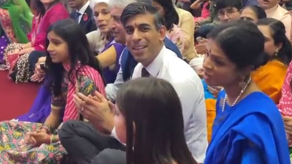 బ్రిటన్ ప్రధాని ఇంట్లో భజనలు- భక్తి గీతాలు