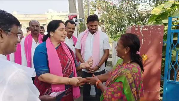 హారతి పళ్ళెంలో డబ్బులు పెట్టి అడ్డంగా బుక్కైన మంత్రి!!