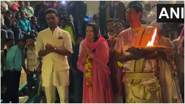 వార‌ణాసిలో గంగాహారతికి హాజ‌రైన స‌న్నీలియోన్‌...