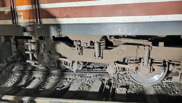 పట్టాలు తప్పిన సూపర్ ఫాస్ట్ ఎక్స్‌ప్రెస్..