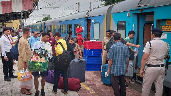 Railways: భారతీయ రైల్వే అతిపెద్ద నిర్ణయం-ప్రతీ ప్రయాణికుడికీ కన్ఫమ్ టికెటే లక్ష్యం...