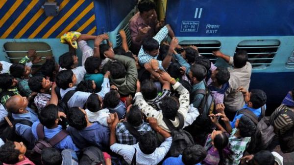 రైల్వేస్టేషన్‌లో భారీగా తొక్కిసలాట: కాళ్ల కింద నలిగిన జనం