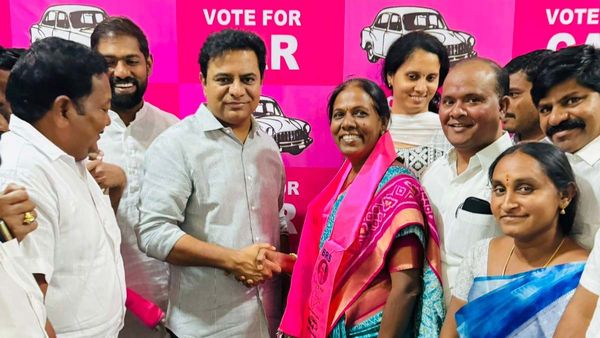 బీజేపీకి షాక్: కేటీఆర్ సమక్షంలో బీఆర్ఎస్‌లో చేరిన తుల ఉమ