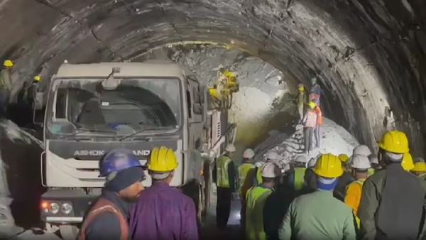 uttarakhand Tunnel: ఉత్తరాఖండ్ సొరంగంలో 40 మంది కార్మికులు-పైపులతో ఆక్సిజన్, ఆహారం..