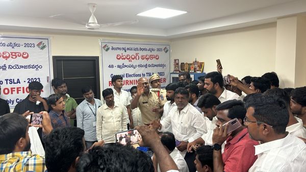 పోస్టల్ బ్యాలెట్ బాక్సులు ఇక్కడెలా? తెరిచారా?: ఇబ్రహీంపట్నం ఆర్డీవో కార్యాలయం వద్ద ఉద్రిక్తత