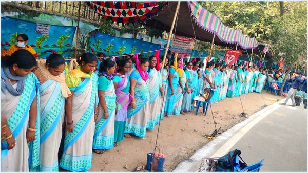 మెడకు ఉరితాళ్ళతో అంగన్వాడీల ఆందోళన; జగన్ సర్కార్ తో ప్రచ్చన్నయుద్ధం!!