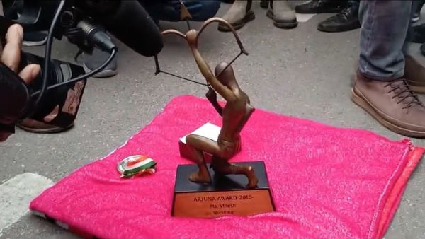 Vinesh Phogat: రెజ్లర్ వినేష్ ఫోగట్ అర్జున, ఖేల్ రత్న అవార్డులు వెనక్కి-ఢిల్లీ కర్తవ్యపథ్ దగ్గర వదిలేసి..