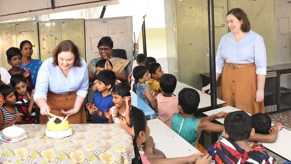 అనాథాశ్రమంలో పిల్లలతో పవన్ కళ్యాణ్ సతీమణి అనా కొణిదెల: జనసేనాని శుభాకాంక్షలు