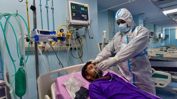 వణికిస్తున్న కరోనా; పెరిగిన యాక్టివ్ కేసులు; ఏపీ, తెలంగాణాలో తాజా పరిస్థితి ఇలా!!