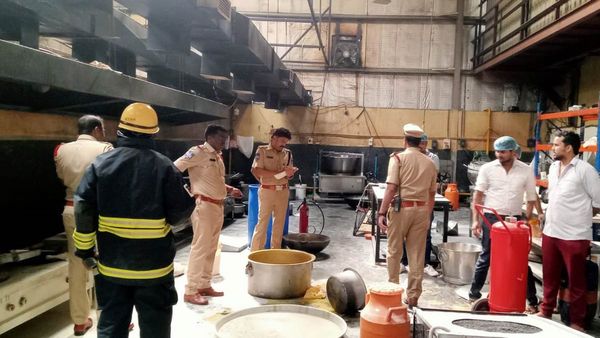 కరాచీ బేకరీలో భారీ పేలుడు: 15 మందికి తీవ్రగాయాలు, సీఎం రేవంత్ దిగ్భ్రాంతి