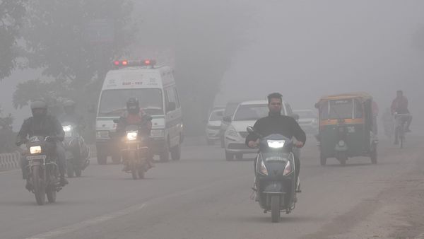 delhi fog: ఢిల్లీని కమ్మేసిన పొగమంచు, చిమ్మచీకట్లు-110 విమానాల ఆలస్యం, భారీగా రైళ్లూ..