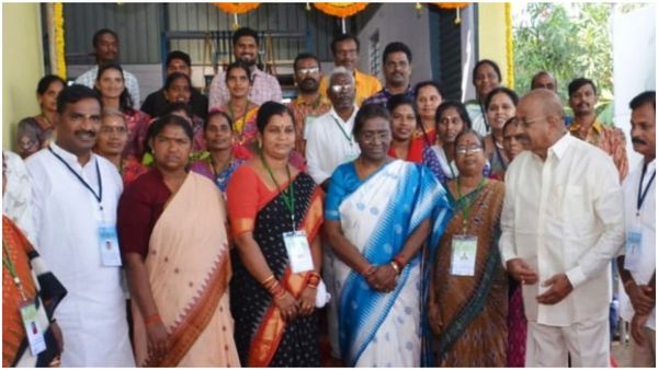 రాష్ట్రపతి ద్రౌపది ముర్ము పోచంపల్లి పర్యటనలో అపశృతి: హెలికాప్టర్ గాలికి ఎగిరిపడిన ఏసీపీ, పోలీసులు