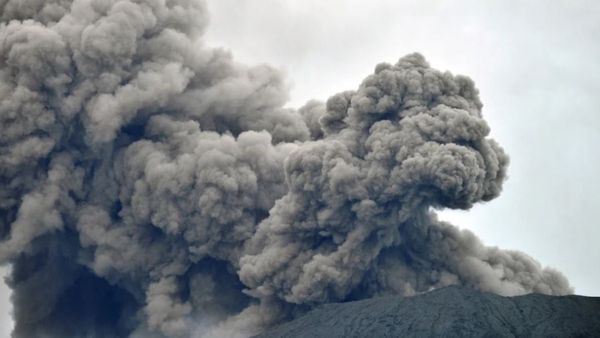Indonesia Volcano Erupts: ఇండోనేషియాలో అగ్ని పర్వతం విస్పోటనం.. 11 మంది మృతి..