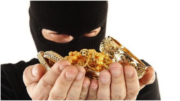 NRI News: ఎన్నారై మహిళ వద్ద రూ.10 లక్షల విలువైన బంగారం చోరీ..