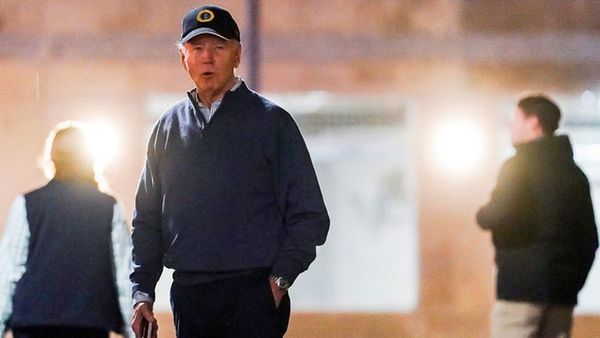 అనూహ్య సంఘటన: నడిరోడ్డుపై నిలబడ్డ అమెరికా అధ్యక్షుడు జో బైడెన్