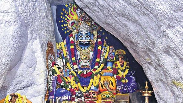 Komuravelli: కొమురవెల్లి మల్లన్న ఆలయానికి పోటెత్తిన భక్తులు..