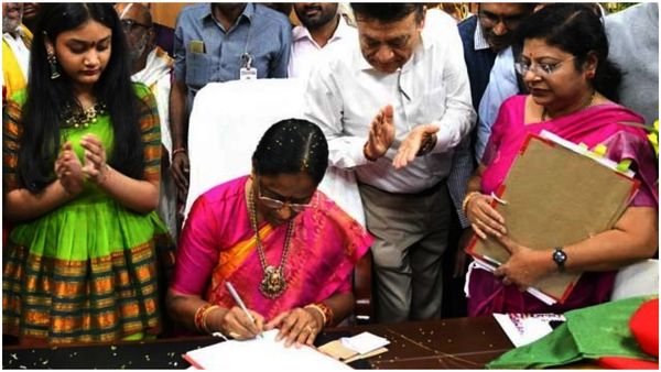 మంత్రిగా బాధ్యతలు స్వీకరించిన కొండా సురేఖ: ఎక్స్‌గ్రేషియా పెంచే ఫైలుపై తొలి సంతకం