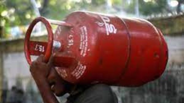 Commercial LPG cylinder prices:కేంద్రం వాత పెట్టిందిగా: పోలింగ్ ముగిసిన మరుసటి రోజే..!!