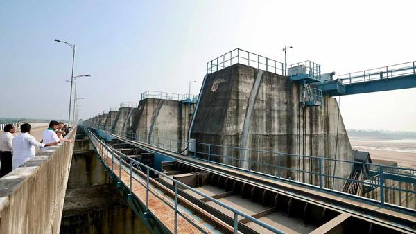 Meddigadda Barrage: మేడిగడ్డ బ్యారేజీ పాపం ఎవరిది.. ప్రజలపై వందల కోట్ల భారం..