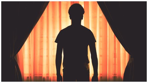 మెడలో కొన్ని బంగారు చైన్లు, 10 ఉంగారు, చుట్టూ బాడీగార్డులు, సెటిల్ మెంట్లు, లేడీతో పెట్టుకుని ?