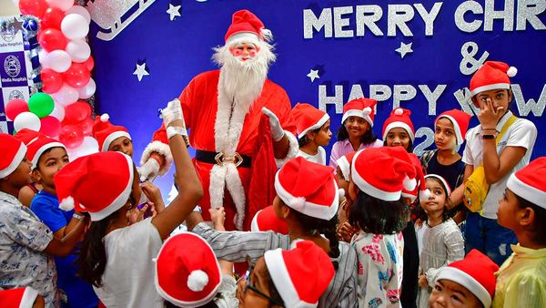 నేడే క్రిస్మస్: అందంగా ముస్తాబైన చర్చీలు; అర్దరాత్రి నుండే వేడుకలు!!