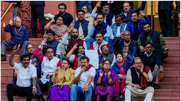 Parliament: పార్లమెంట్లో కొనసాగుతున్న ఎంపీల సస్పెన్షన్లు-141కు చేరిక-అయినా నోరెత్తని కేంద్రం..!