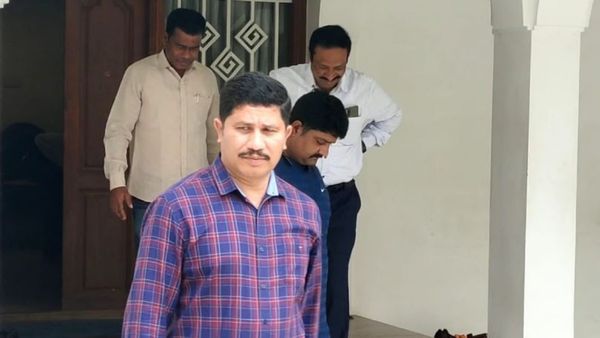 తమిళనాడులో మాజీ మంత్రికి షాక్ ఇచ్చిన కర్ణాటక లోకాయుక్త, మైనింగ్ మాఫియాతో !