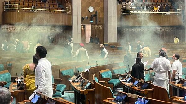 పార్లమెంట్ లో తీవ్ర కలకలం- గ్యాలరీ నుంచి సభలోకి దూకిన దుండగులు- గ్యాస్ లీక్ చేసి..