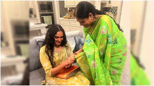 షర్మిలకు కాబోయే కోడలితో వైఎస్ విజయమ్మ: అపురూపమైన కానుక