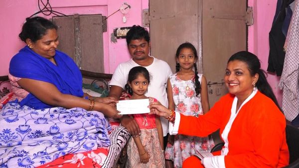 జగన్ పుట్టినరోజున శాంతాక్లాజ్ గా ఆర్కే రోజా ! విజయవాడలో పేద కుటుంబానికి సర్ ప్రైజ్ గిఫ్ట్స్..