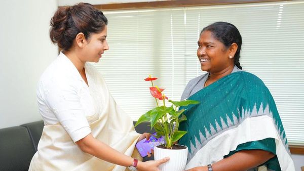 సీతక్క బృందంలో భాగమైనందుకు గౌరవంగా భావిస్తున్నాం: భేటీపై స్మితా సబర్వాల్ క్లారిటీ!!