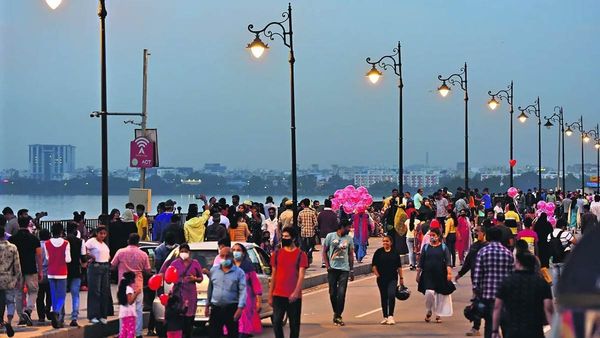 Hyderabad: ట్యాంక్ బండ్ వైపు వెళ్తున్నారా.. అయితే మీకు అలర్ట్..