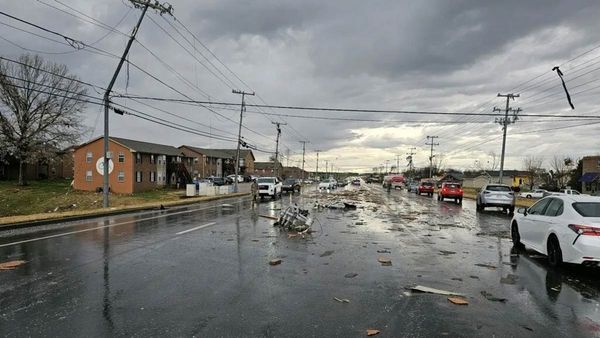 అమెరికాలో టోర్నడో విధ్వంసం: పలు రాష్ట్రాల్లో ఎమర్జెన్సీ విధింపు: ముగ్గురు దుర్మరణం