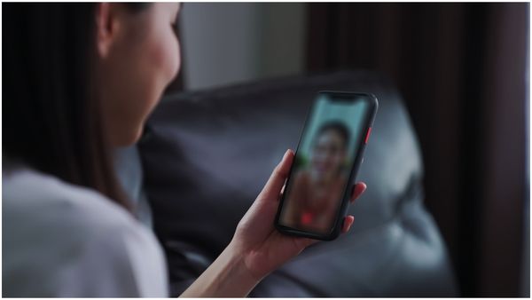 న్యూడ్ కాల్ చేసింది, ఫేస్ బుక్ ప్రియురాలి దెబ్బకు రిటైడ్ మామకు ఊడిపోయింది, ఆ వీడియో కాల్ తో ?