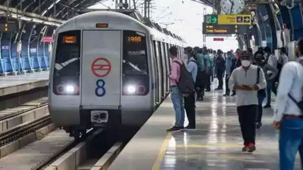 Metro: ఢిల్లీ మెట్రోలో దారుణం.. చీర డోర్‍లో ఇరుక్కుని మహిళ మృతి..