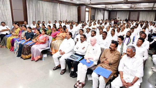 తాడేపల్లికి వైసీపీ ఎమ్మెల్యేల క్యూ.. జగన్ ప్రసన్నం కోసం యత్నాలు.. కానీ జరుగుతుందిదే!!