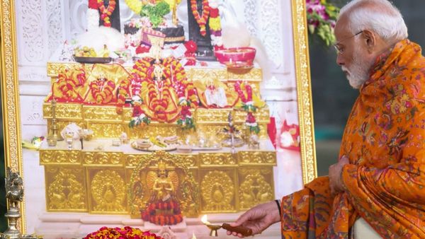 రామజ్యోతి వెలిగించిన ప్రధాని మోడీ: అయోధ్య సరయూ నది తీరాన దీపోత్సవం