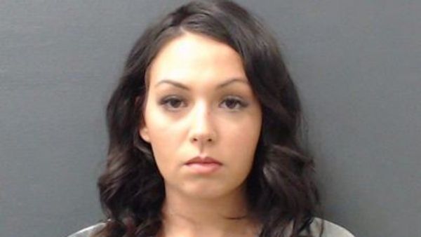 స్కూల్ లో అబ్బాయితో టీచర్ అక్రమ సంబంధం, భర్తకు విడాకులు ఇచ్చేసి సెటిల్ మెంట్ !