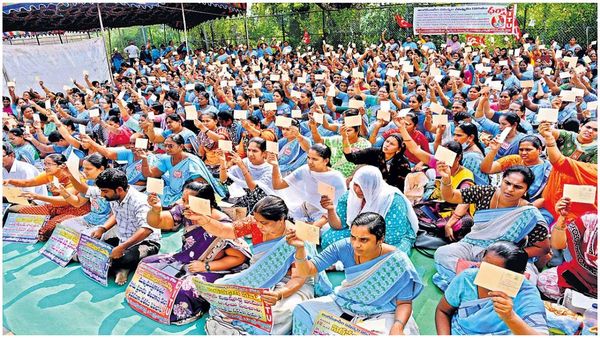 ఏపీలో ఆగని అంగన్వాడీల ఆందోళన.. కలెక్టరేట్ల ముట్టడి ఉద్రిక్తం!!