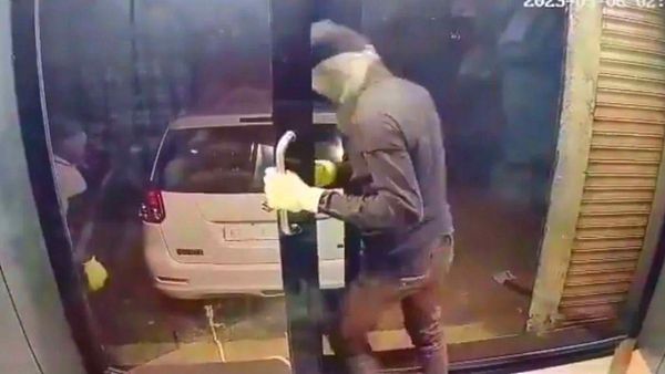 దేశ రాజధానిలో ధూమ్ సినిమ చూపించిన దొంగలు, సత్తా చూపించిన పోలీసులు, ఏటీఎం వ్యాన్ జంప్ !