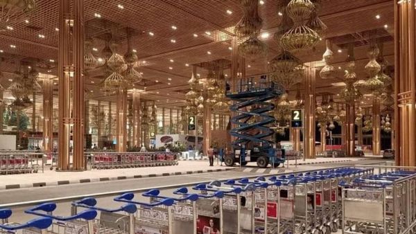 అంతర్జాతీయ ఎయిర్ పోర్టులో యువతి మాయం, నైట్ డ్యూటీకి వెళ్లి ఉదయం ? !